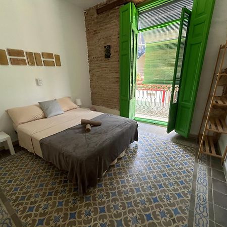 ולנסיה Kiwi Rooms Auto Check-In מראה חיצוני תמונה